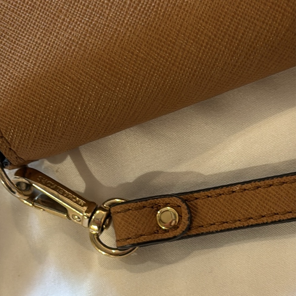 Michael Kors Crossgrain Leather Smartphone Wristlet - Picture 2 of 7